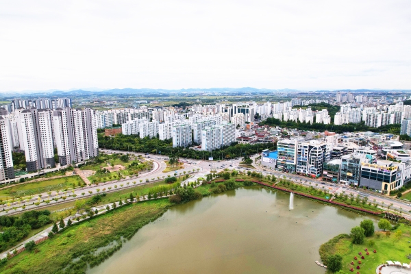 Pyeongtaek, South Korea skyline of white buildings and lake